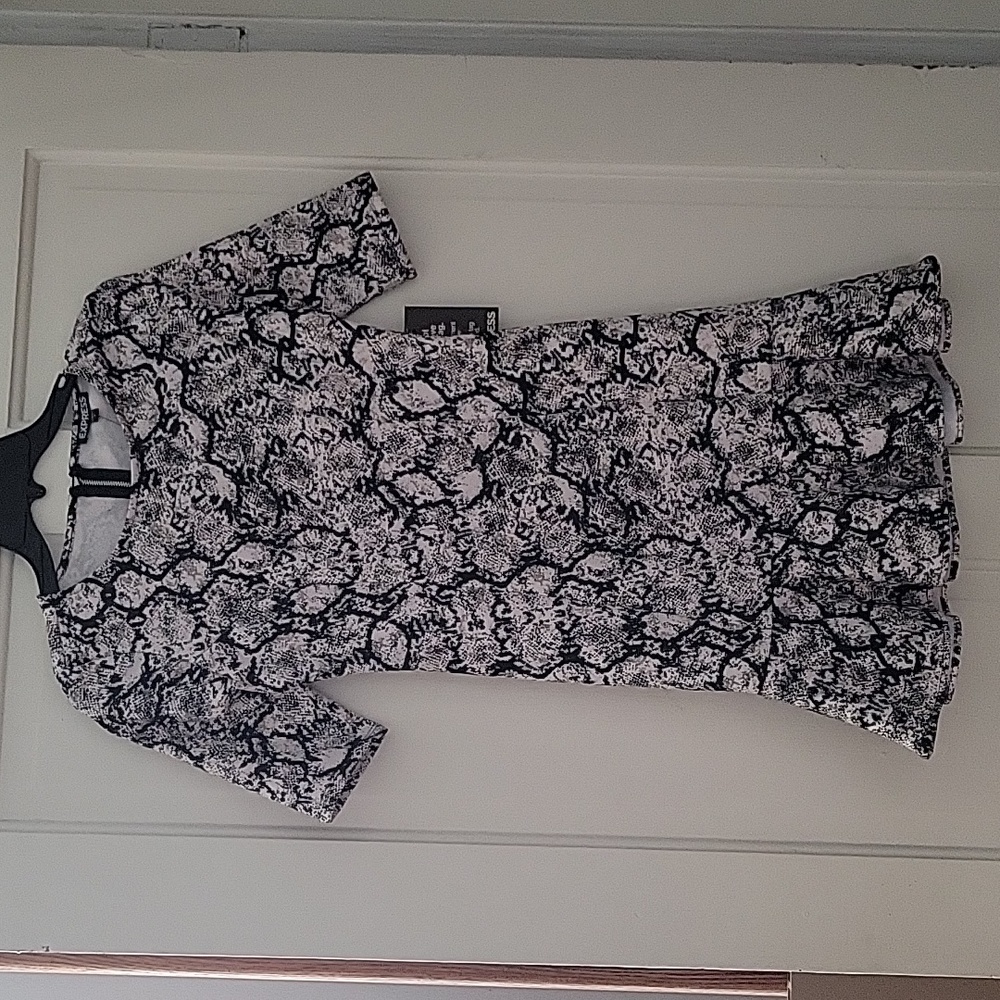 Express Black and White Snake Skin Print, Size 2, NWT